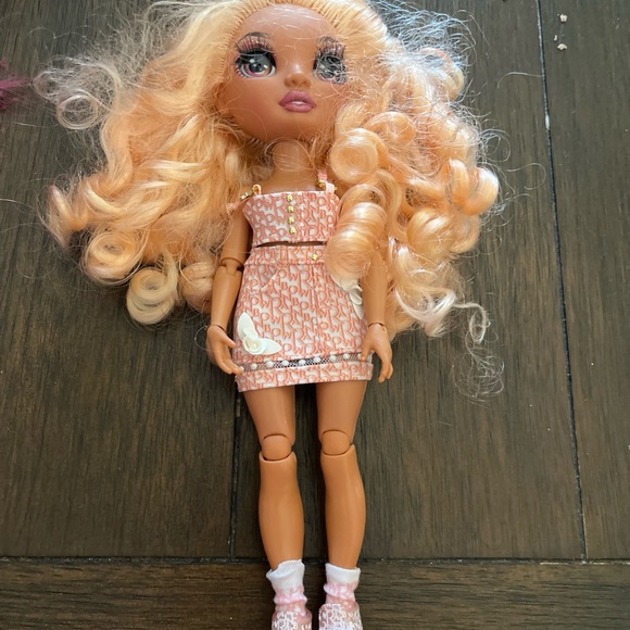 Fashionable Dolls Set with Colorful Hair - Picture 5 of 9